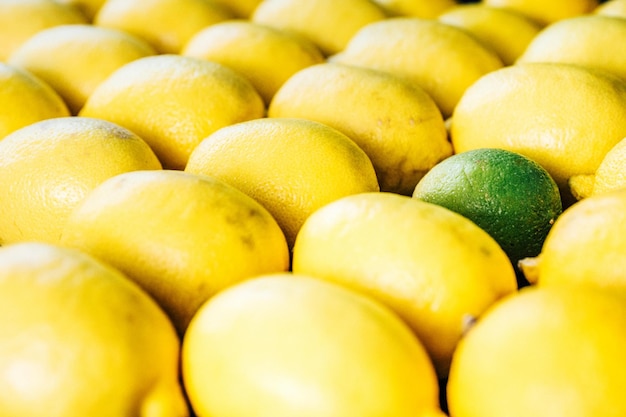 Volledige opname van citroenen op de marktstand