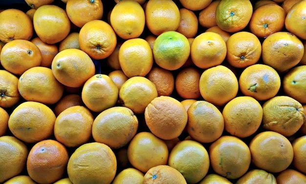 Volledige opname van citroenen te koop op een marktkraam