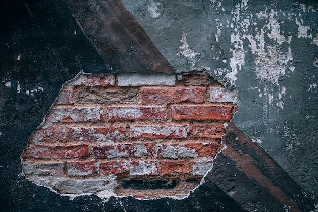 Volledige opname van de beschadigde bakstenen muur