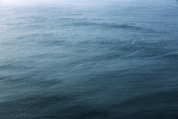 Volledige opname van de blauwe zee