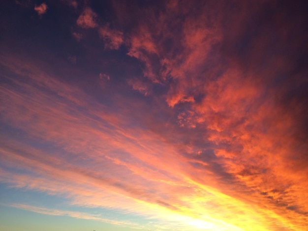 Volledige opname van de dramatische hemel bij zonsondergang