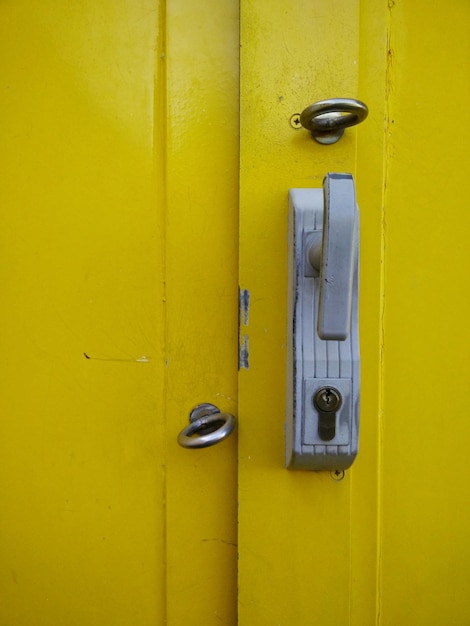 Foto volledige opname van de gele deur.