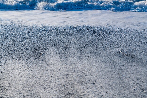 Foto volledige opname van de kust in de winter