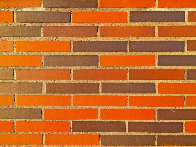 Volledige opname van de oranje bakstenen muur