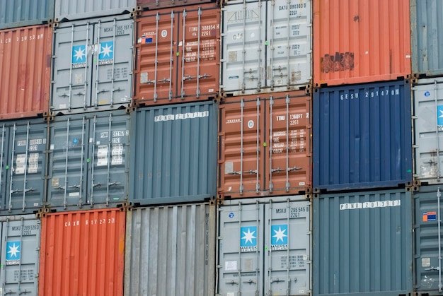 Volledige opname van de stapel vrachtcontainers