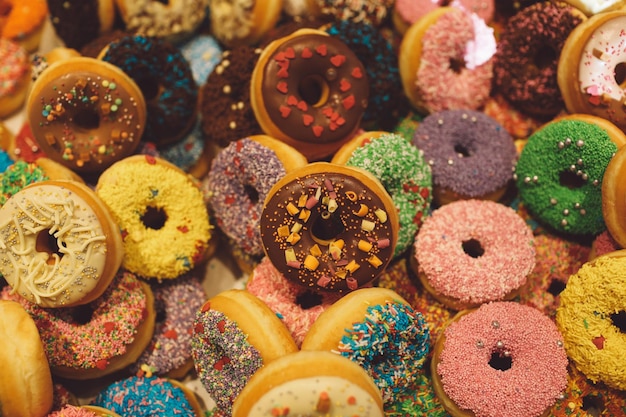 Volledige opname van donuts te koop in de winkel