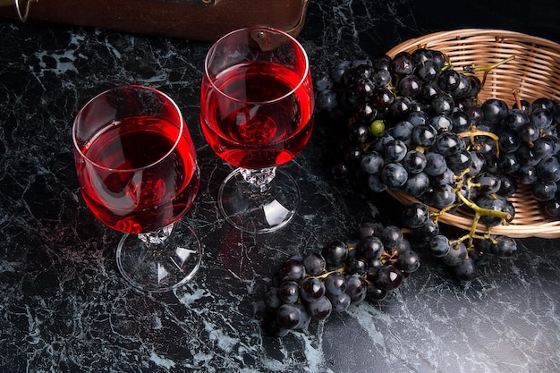 Foto volledige opname van druiven in glas op tafel