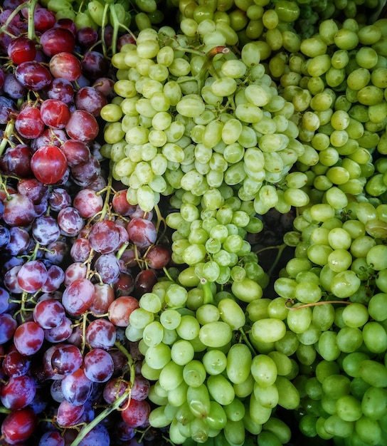 Volledige opname van druiven op de marktstand
