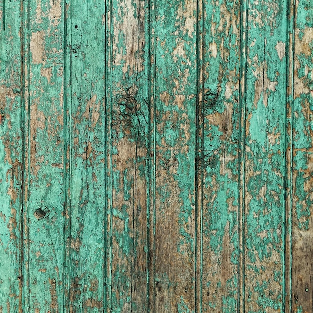 Volledige opname van een beschadigde houten muur