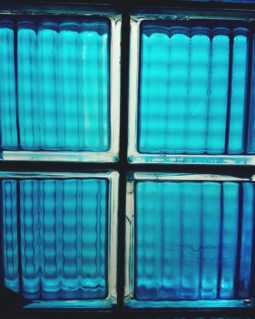 Volledige opname van een blauw glas-in-loodvenster