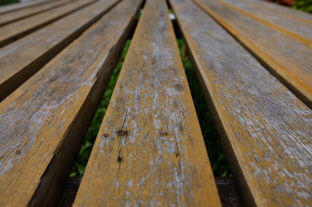 Foto volledige opname van een houten bank in het park