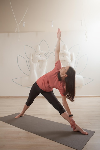 Volledige opname van een jonge vrouw die yoga doet