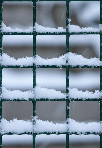 Foto volledige opname van een met sneeuw bedekte hek