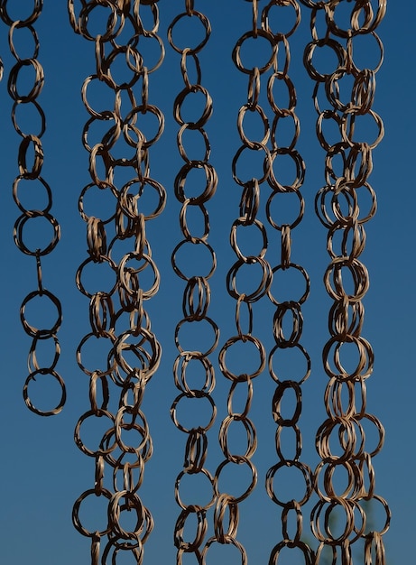 Foto volledige opname van een metalen structuur tegen de lucht