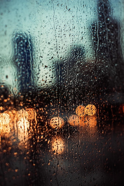 Volledige opname van een nat glasvenster in het regenseizoen