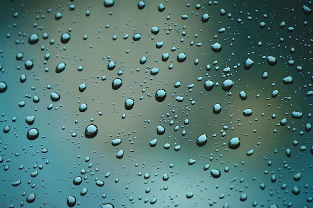 Volledige opname van een nat glasvenster tijdens het regenseizoen