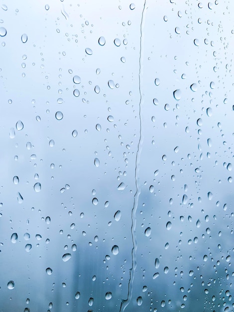 Volledige opname van een nat glasvenster tijdens regen