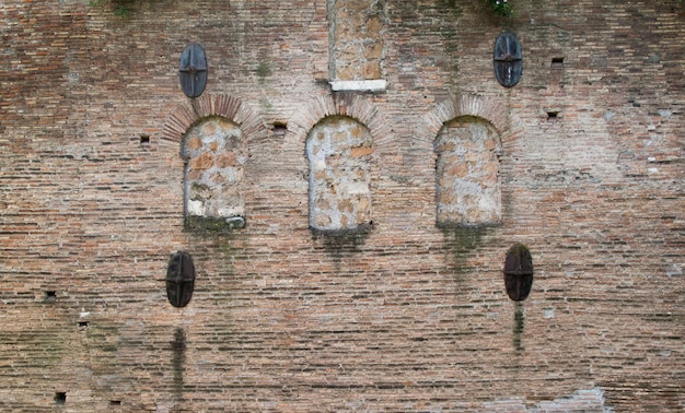 Foto volledige opname van een oude bakstenen muur