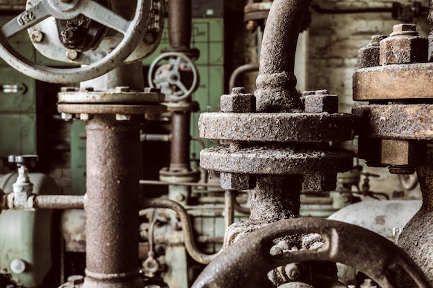 Foto volledige opname van een roestige machineonderdeel