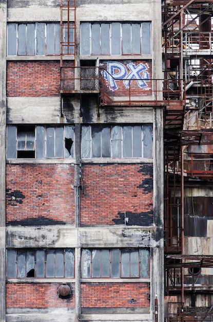 Foto volledige opname van een verlaten gebouw