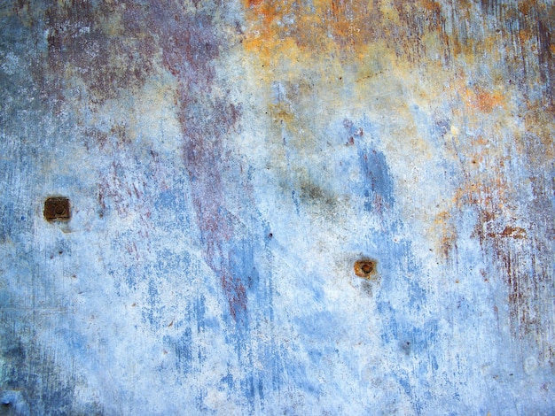 Volledige opname van een verweerde blauwe muur