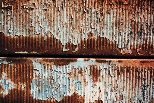 Foto volledige opname van een verweerde metalen muur