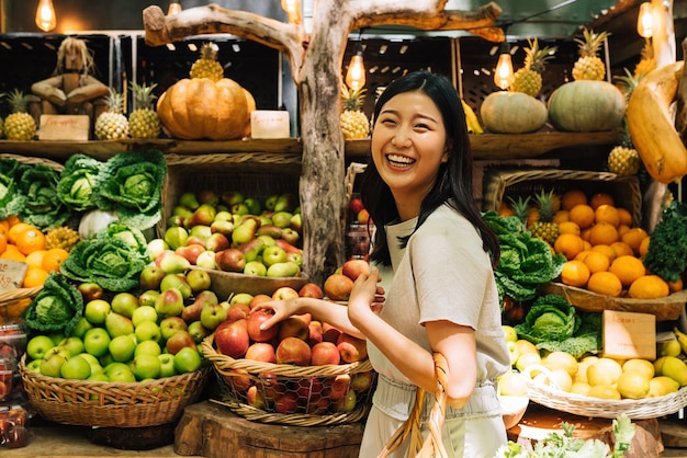 Volledige opname van fruit te koop op een marktkraam