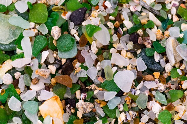 Foto volledige opname van glazen stenen op het strand