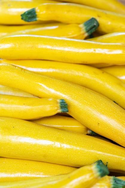 Foto volledige opname van heldergele groenten op de markt