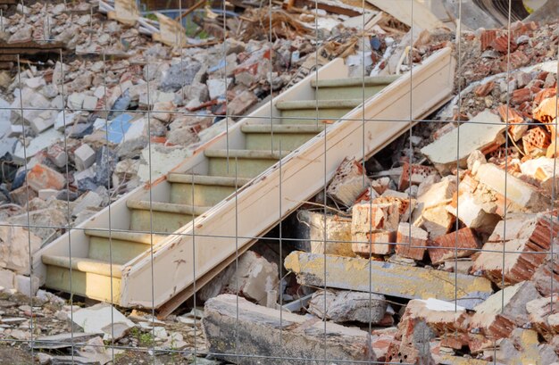 Foto volledige opname van het beschadigde gebouw