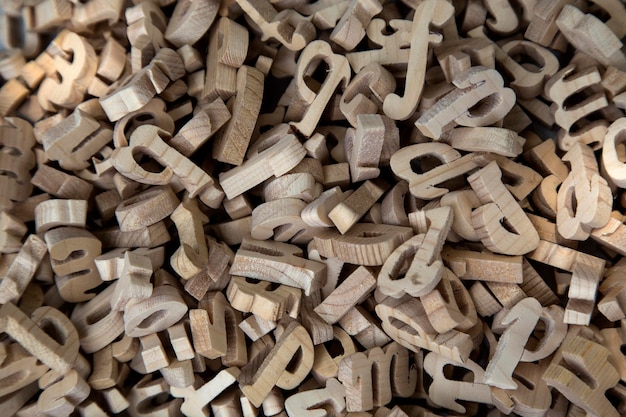 Volledige opname van houten alfabetten te koop op de markt