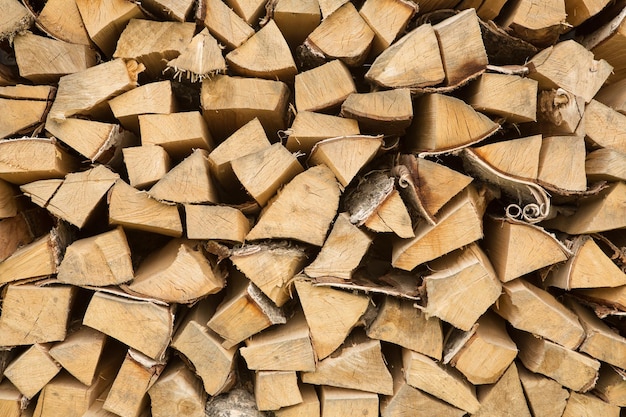Volledige opname van houten blokken in het bos