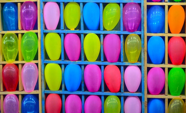 Volledige opname van kleurrijke ballonnen in planken