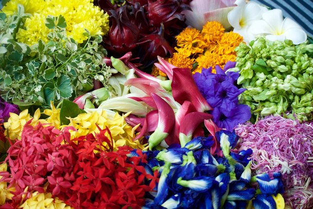 Foto volledige opname van kleurrijke bloemen op de markt