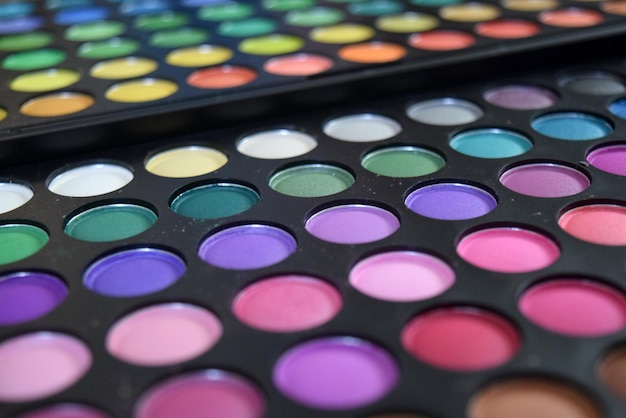 Volledige opname van kleurrijke make-up palette
