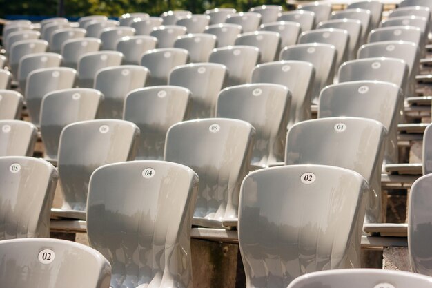 Volledige opname van lege stoelen.