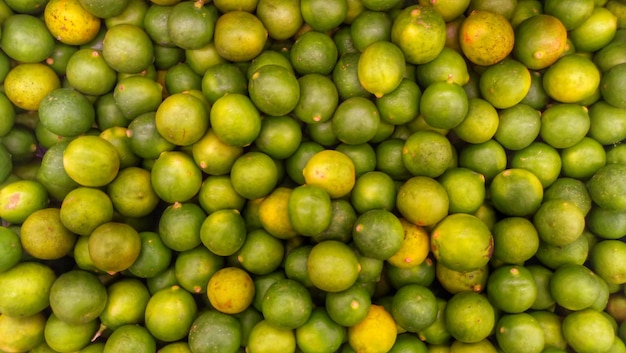 Volledige opname van limoenen op de marktstand