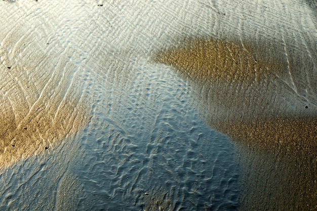 Foto volledige opname van nat glas op het strand