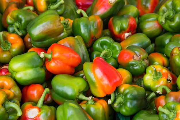 Volledige opname van paprika's op de markt te koop