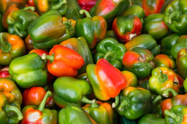 Foto volledige opname van paprika's op de markt te koop