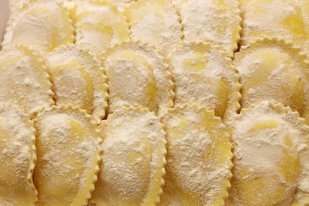 Volledige opname van pasta bedekt met meel