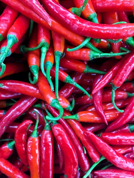 Volledige opname van rode chili's die op de markt worden verkocht