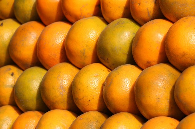 Foto volledige opname van sinaasappels op de markt