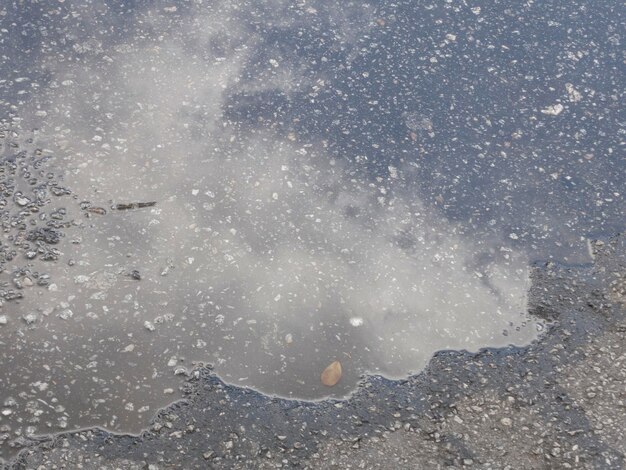 Foto volledige opname van sneeuwvlokken op sneeuw