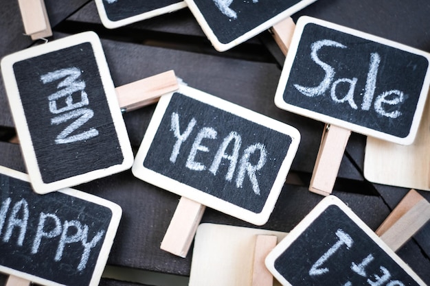 Foto volledige opname van tekst op schrijfplaten aan tafel