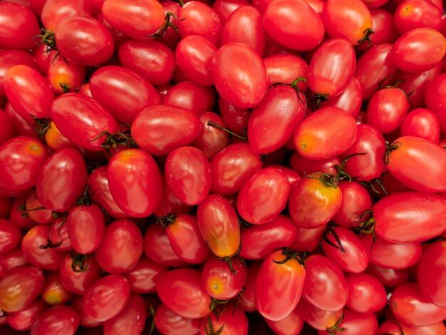 Volledige opname van tomaten die op de markt worden verkocht