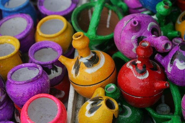 Volledige opname van veelkleurige containers voor verkoop in de markt