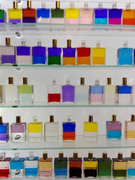 Foto volledige opname van veelkleurige parfums op de plank in een winkel te koop