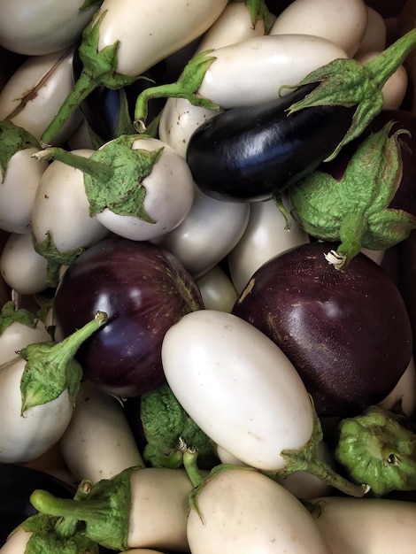 Volledige opname van verschillende aubergines die op de markt worden verkocht