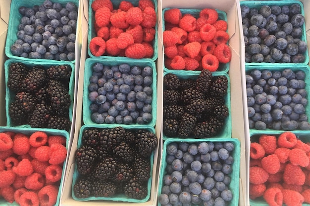 Volledige opname van verschillende bessen die op de markt worden verkocht